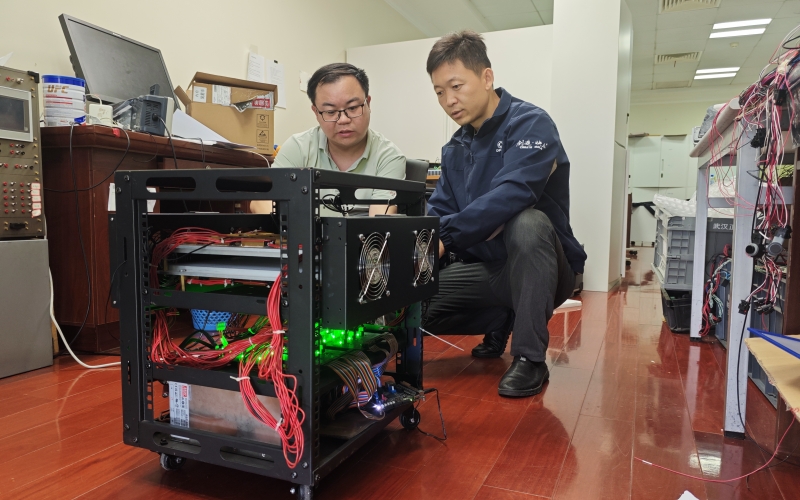 王学坤（左）和企业导师在实验室里。受访者供图